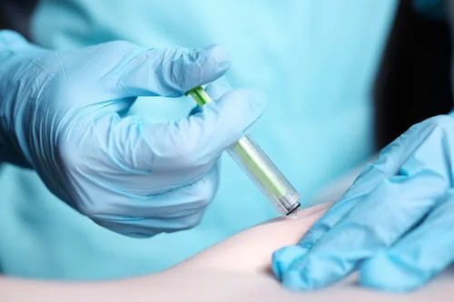 Доктор делает укол